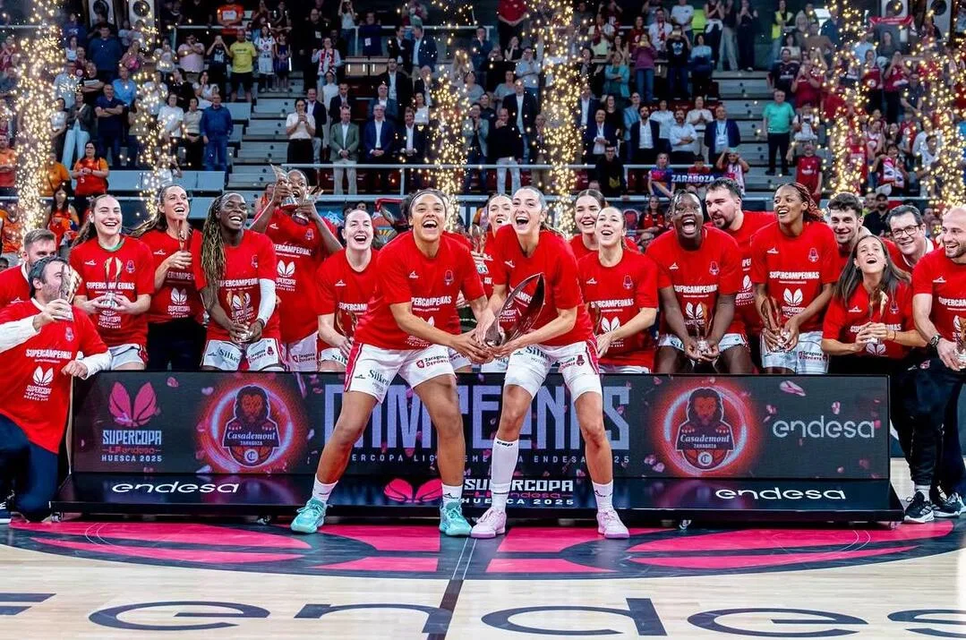 Equipo de baloncesto profesional celebrando un título en la pista