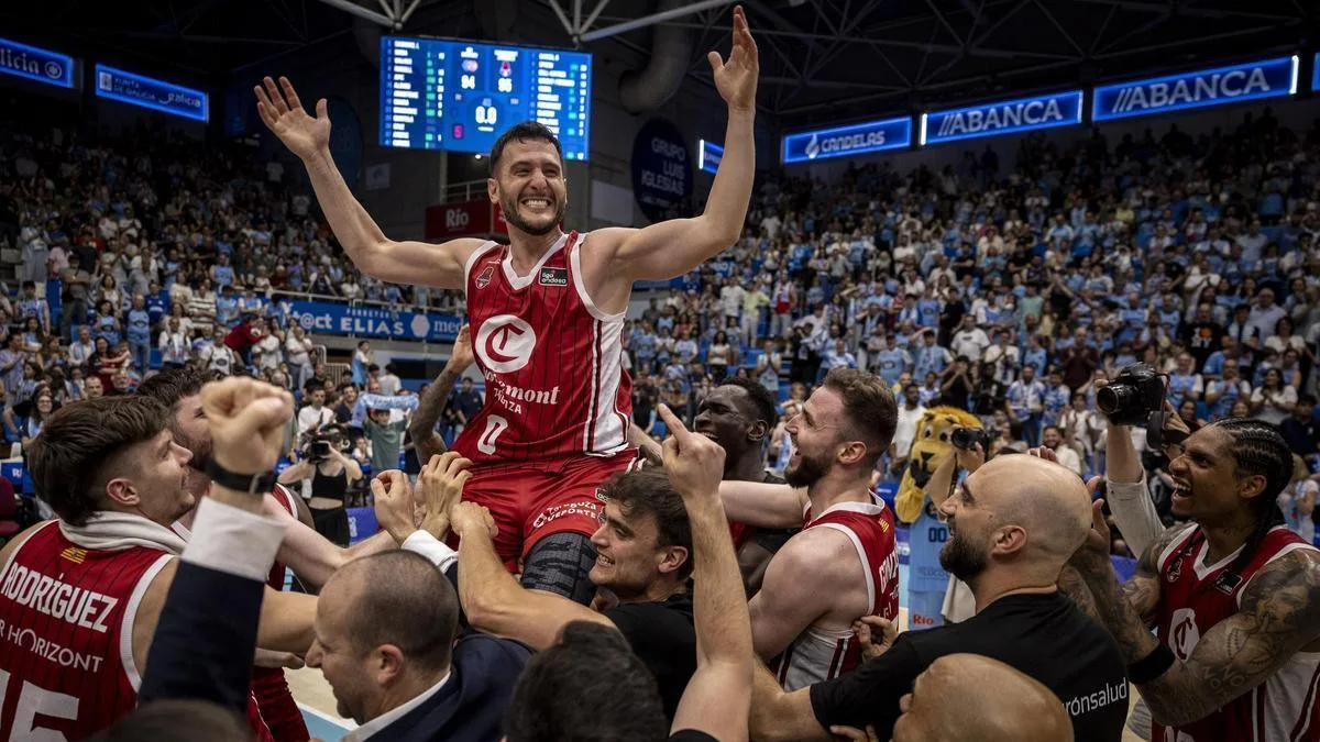 Jugadores del Casademont Zaragoza celebrando una victoria en la pista
