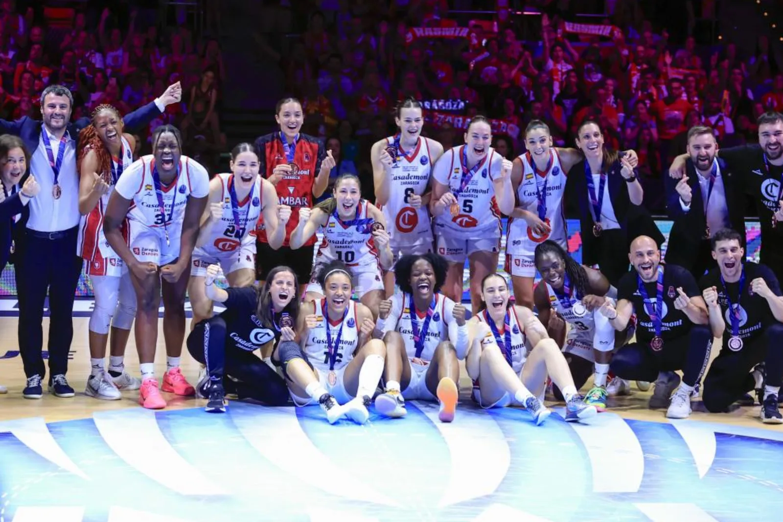 Equipo femenino del Casademont Zaragoza celebrando un título con medallas