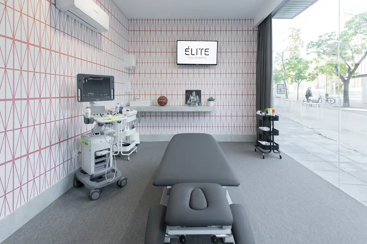 Sala de tratamiento con camilla en Élite Fisioterapia Zaragoza