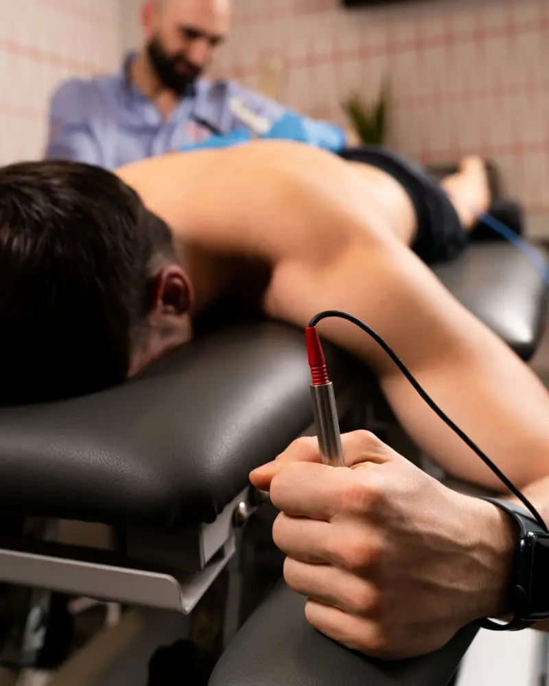 Paciente recibiendo tratamiento de electrólisis percutánea en Élite Fisioterapia Zaragoza