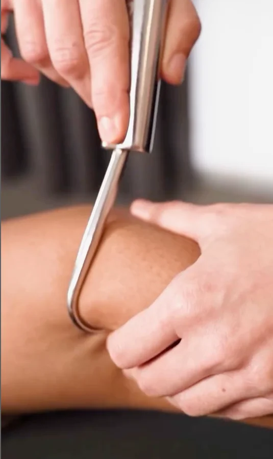 Instrumental de ganchos para fibrolisis diacutánea en Élite Fisioterapia Zaragoza