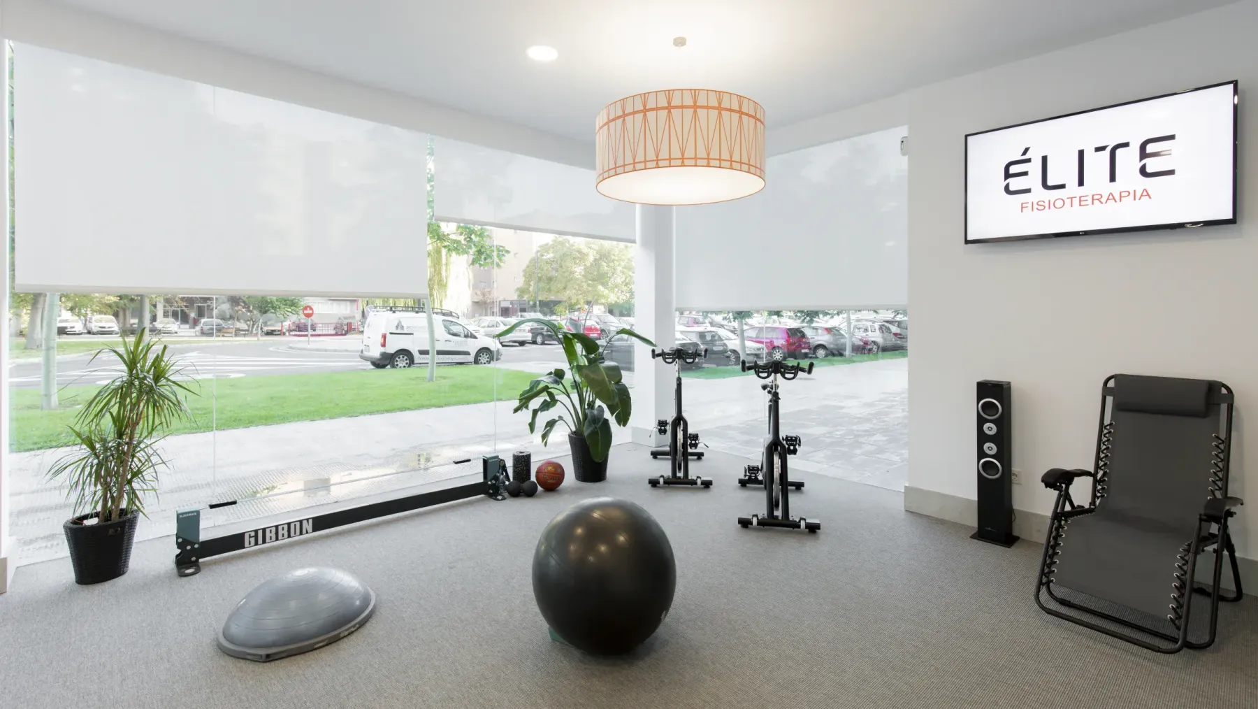 Gimnasio terapéutico con equipamiento en Élite Fisioterapia Zaragoza