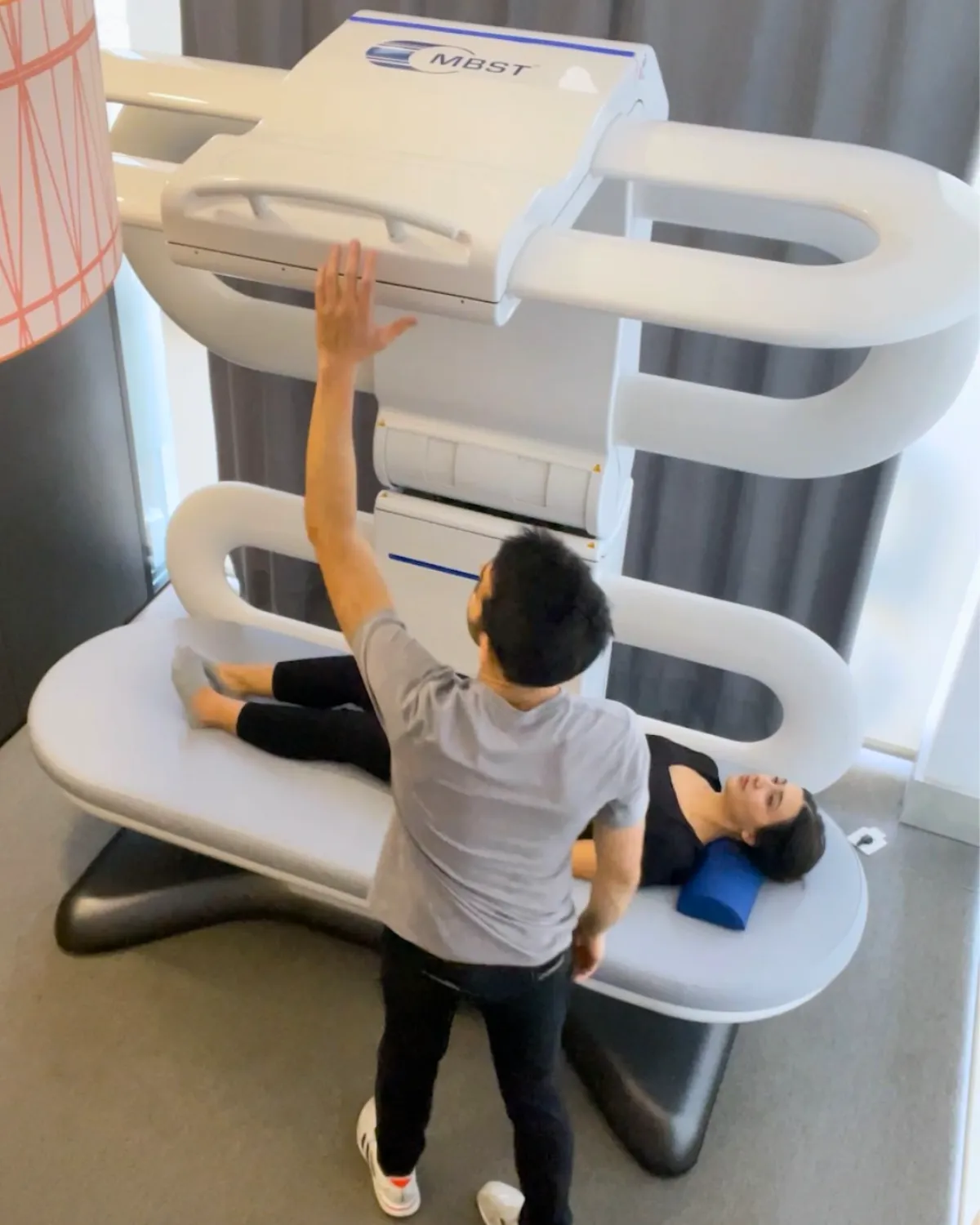Fisioterapeuta preparando tratamiento MBST® en Élite Fisioterapia Zaragoza