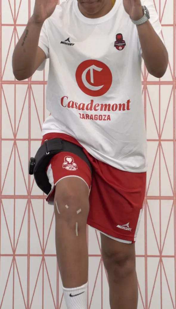 Deportista del Casademont Zaragoza en sesión de rehabilitación É-Fit