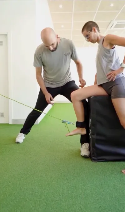 Fisioterapeuta guiando ejercicios del método É-Fit en Élite Fisioterapia Zaragoza