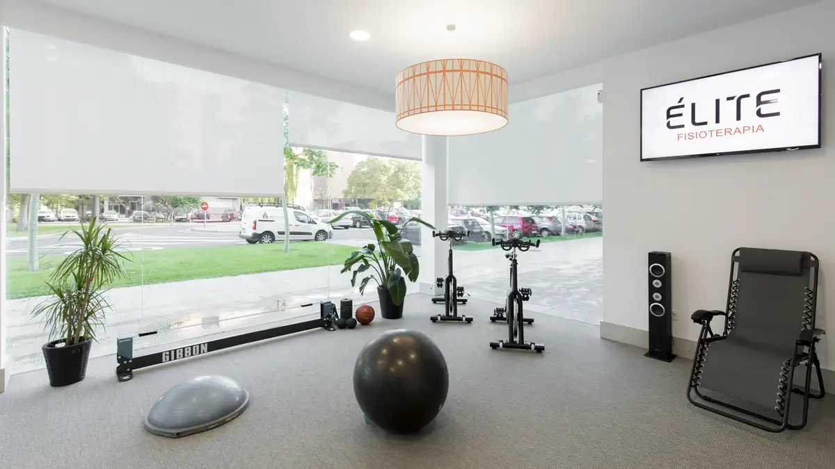 Sala de ejercicio terapéutico en Élite Fisioterapia Zaragoza