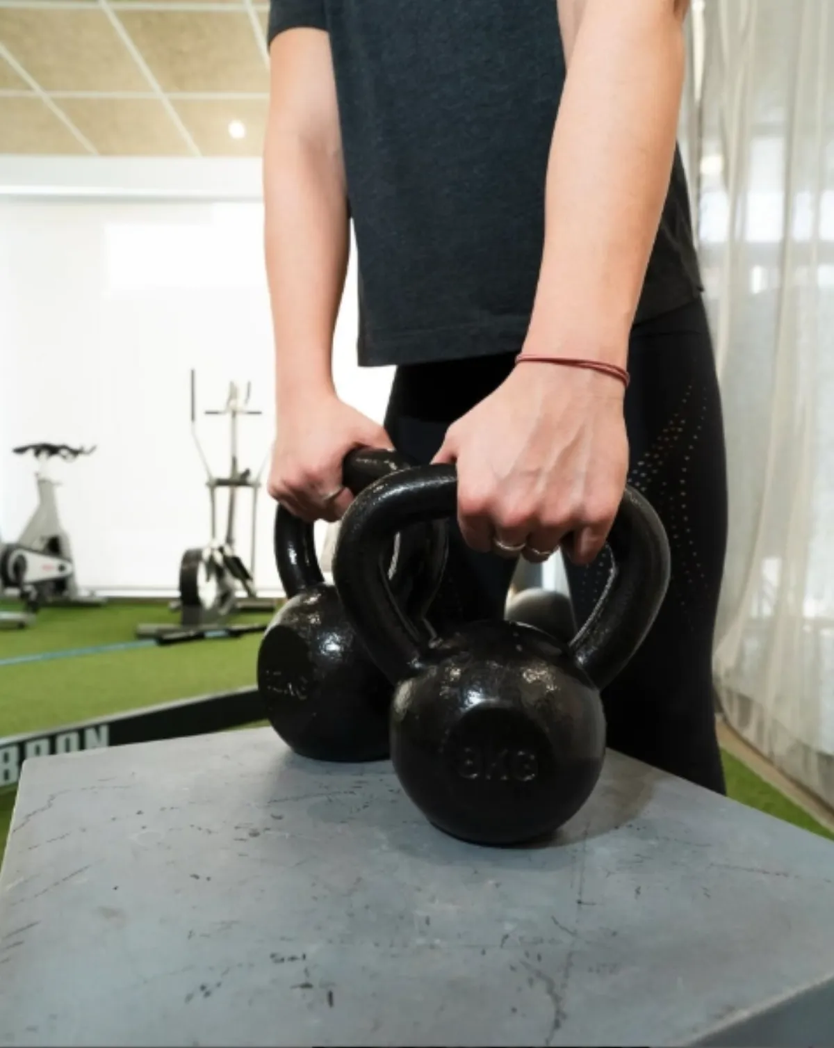 Readaptación deportiva con kettlebell en Élite Fisioterapia Zaragoza