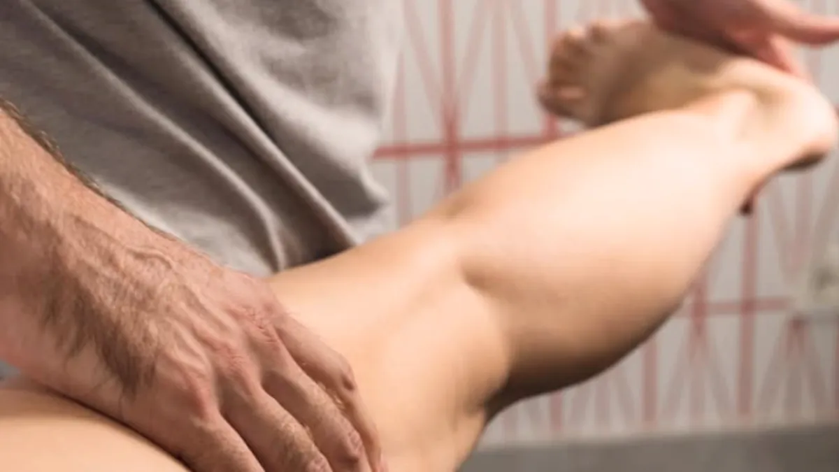 Sesión de terapia manual ortopédica en Élite Fisioterapia Zaragoza