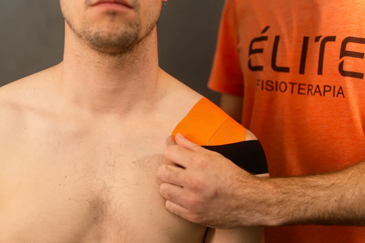 Aplicación de kinesiotaping en hombro en Élite Fisioterapia Zaragoza