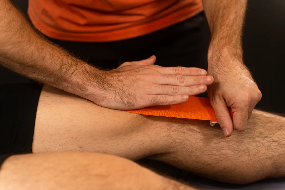 Vendaje neuromuscular en rodilla en Élite Fisioterapia Zaragoza